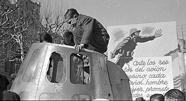 Apareixen uns negatius fotogràfics  de la guerra civil Espanyola.